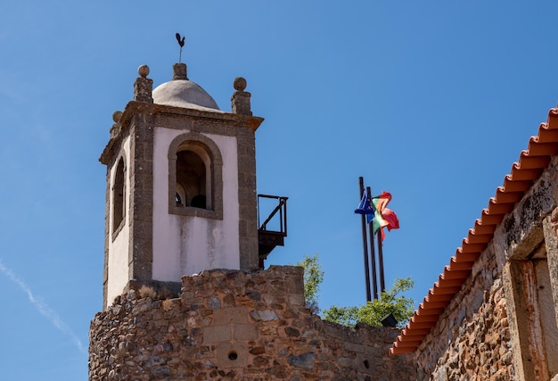 Torre in pietra del vecchio castello nell'antica città di Castelo Rodrigo in Portogallo