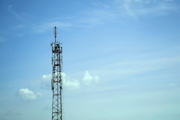 Torre Internet contro il cielo blu. Torretta per telecomunicazioni con trasmettitore TV. Torre di comunicazione.