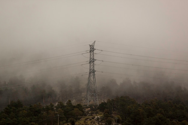 Torre isolata del rifornimento elettrico sulla montagna.