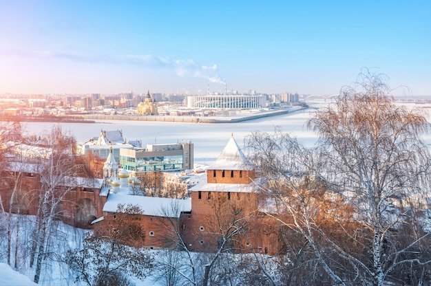 Torre Ivanovskaya del Cremlino di Nizhny Novgorod, vista sul Volga ghiacciato e la Cattedrale Alexander Nevsky