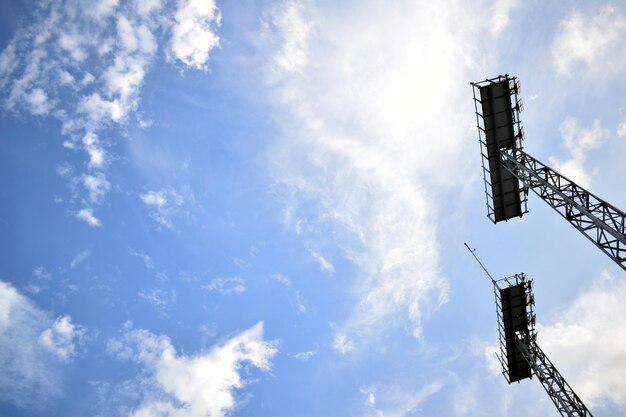 Torre luminosa dello stadio sullo sfondo blu e bianco del cielo