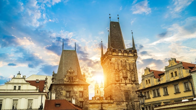 Torre Malostranska sul Ponte Carlo e sole mattutino a Praga