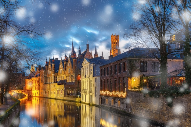 Torre medievale Belfort e il canale verde, Groenerei, nella notte di Natale innevata a Bruges, Belgio