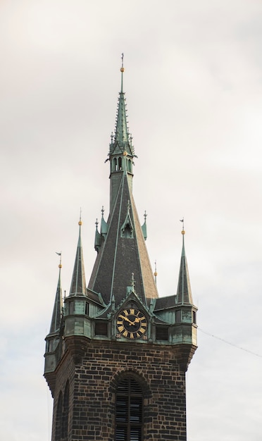 Torre medievale della chiesa nella città vecchia di Praga