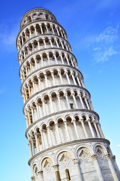 Torre pendente di Pisa contro il cielo blu, Italy