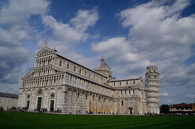 Torre Pendente di Pisa e Duomo con cielo