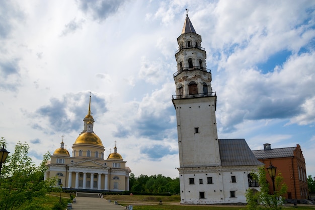 Torre pendente Nevyanskaya, monumento storico del XVIII secolo.