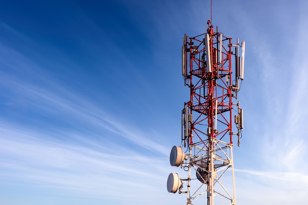 Torre per telecomunicazioni con antenne