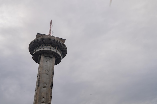 Torre principale sulla moschea Great Agung sul Semarang Central Java quando è giorno e cielo blu