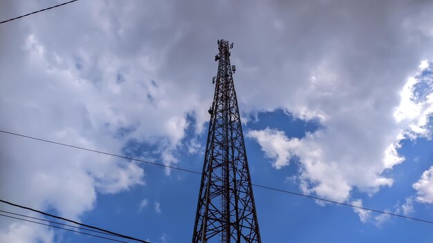 torre radio contro uno sfondo di cielo blu