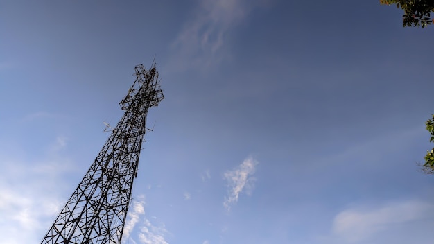 Torre radio sullo sfondo di un cielo blu brillante