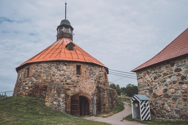 Torre rotonda nella fortezza di Korela in Russia