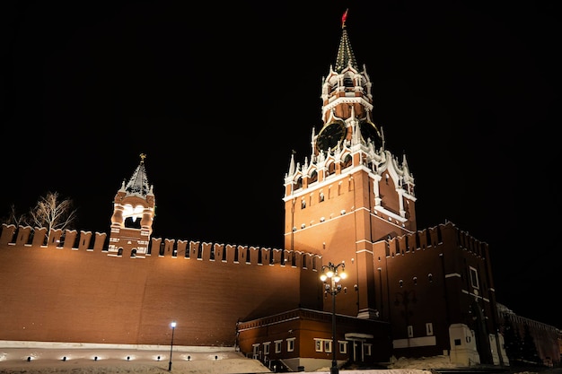 Torre Spasskaya del Cremlino di Mosca alla Piazza Rossa sullo sfondo del cielo notturno a Mosca. Russia
