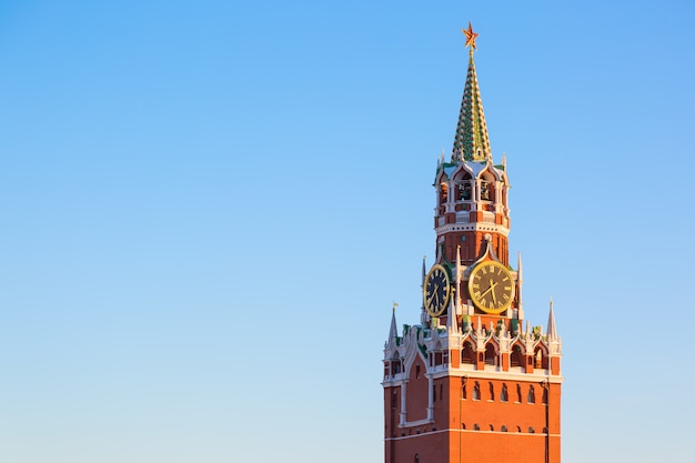 Torre Spasskaya del Cremlino sulla Piazza Rossa a Mosca, Russia contro il cielo blu.