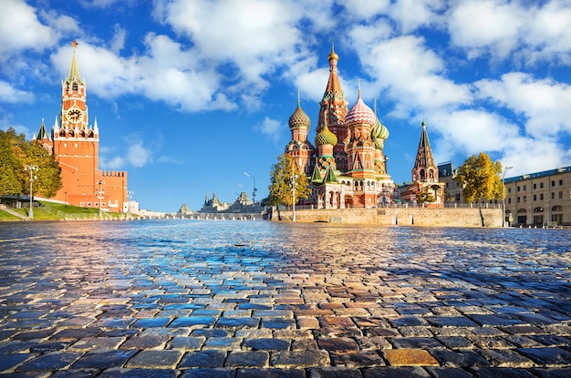 Torre Spasskaya e Cattedrale di San Basilio sulla Piazza Rossa di Mosca e pavimentazione bagnata all'inizio dell'autunno mattina