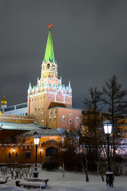 Torre Spasskaya e Cremlino invernale sullo sfondo delle decorazioni natalizie di strada