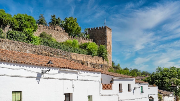 Torreon y muralla almenada del alcazar templario sobre las casas blancas de la villa de Jerez de los Caballeros Spagna