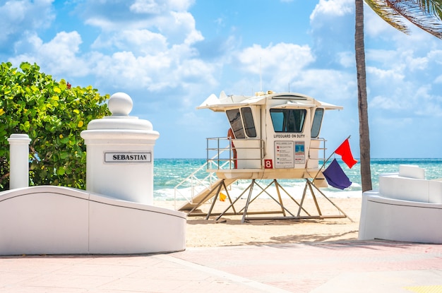 Torretta del bagnino in spiaggia del sud a Fort Lauderdale Florida, USA