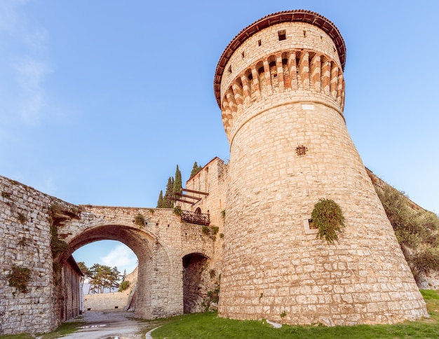 Torretta di osservazione e ponte levatoio del castello della città di Brescia. Lombardia, Italia