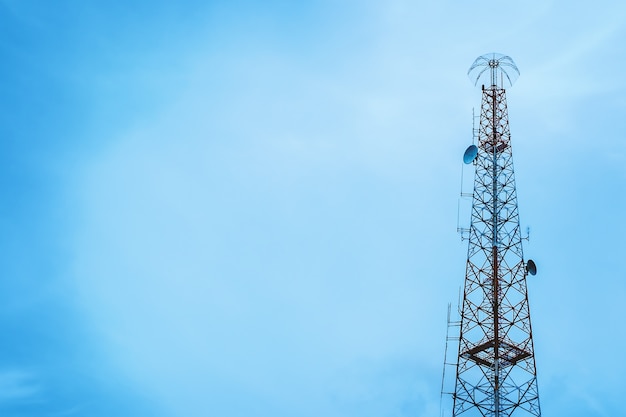 Torretta di telecomunicazione contro la priorità bassa del cielo blu