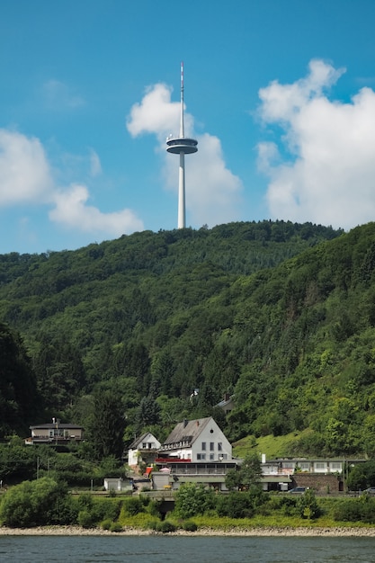 Torretta radiofonica della TV nelle montagne vicino al fiume in Germania