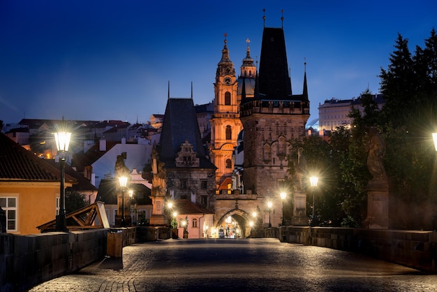 Torri antiche illuminate sul ponte Carlo a Praga