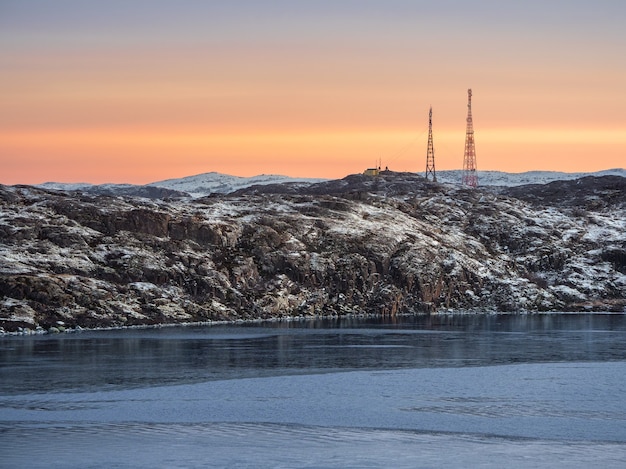 Torri cellulari nelle colline innevate nella tundra