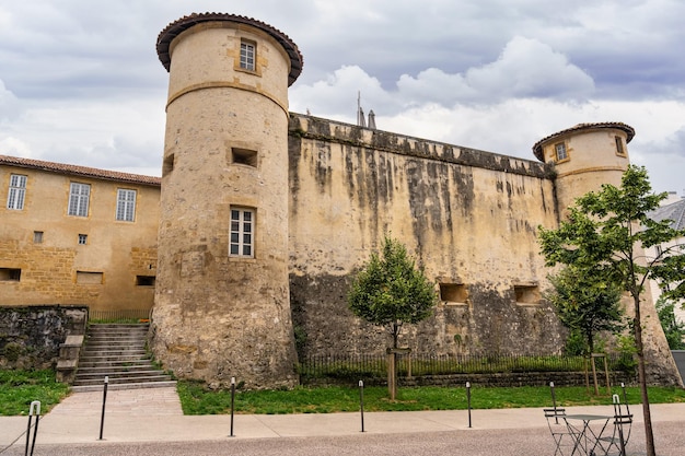 Torri del castello e mura di cinta medievali di bayonne in francia