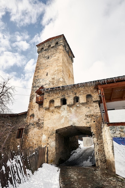 Torri del villaggio di Mestia nella regione di Svaneti in Georgia in inverno