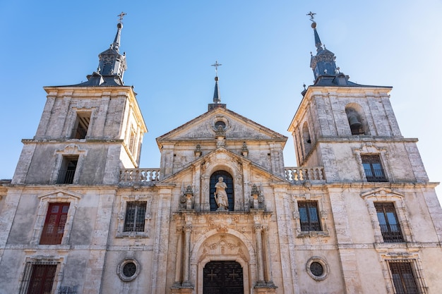 Torri della chiesa e palazzo monumentale nella città turistica di Nuevo Baztan vicino a Madrid Spagna