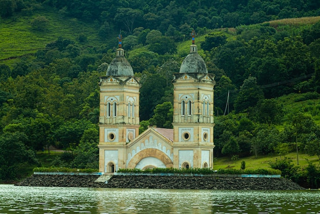 Torri della Chiesa Sommersa della città di Ita a Santa Catarina