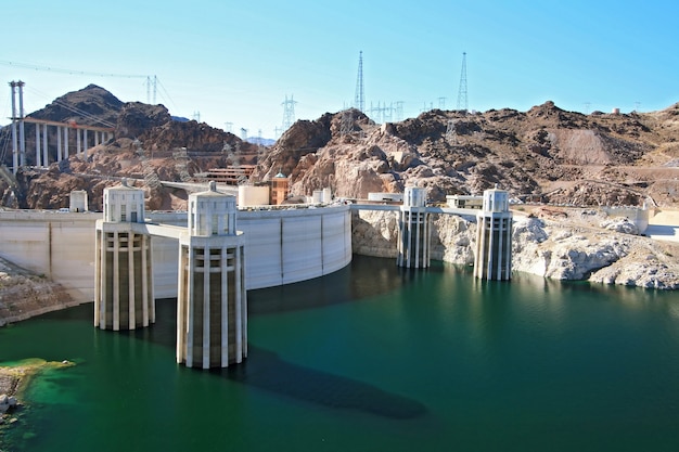 Torri della presa d&#39;acqua al confine della diga Arizona e Nevada di Hoover, USA