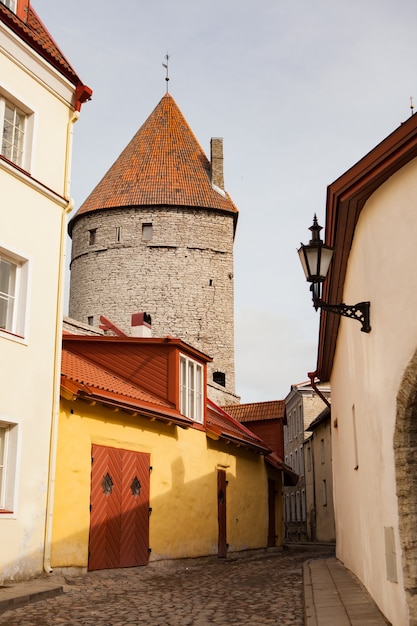 Torri delle mura della città nella città vecchia di tallinn in estonia architettura gotica acciottolata della città medievale