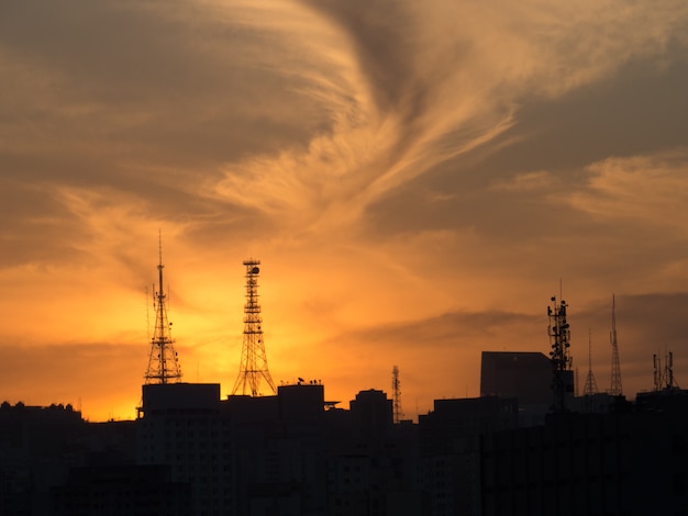 Torri di antenne al bellissimo tramonto