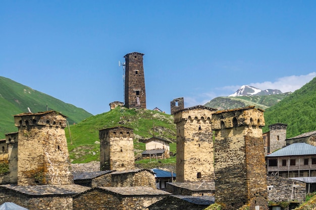 Torri di fortezza del villaggio di Ushguli Mura di pietra Scappatoie Paesaggio di montagna
