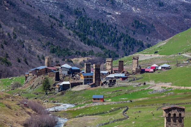 Torri di roccia e vecchie case a Ushguli, Georgia