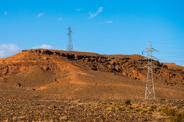 Torri di trasmissione ad alta tensione per l'elettricità nel Sahara