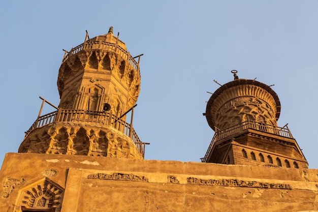 Torri e minareti del complesso di Qalawun nel Cairo islamico al tramonto Cairo Egitto