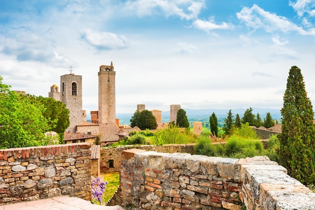 Torri famose nella città medievale di San Gimignano, Italia. Paesaggio estivo