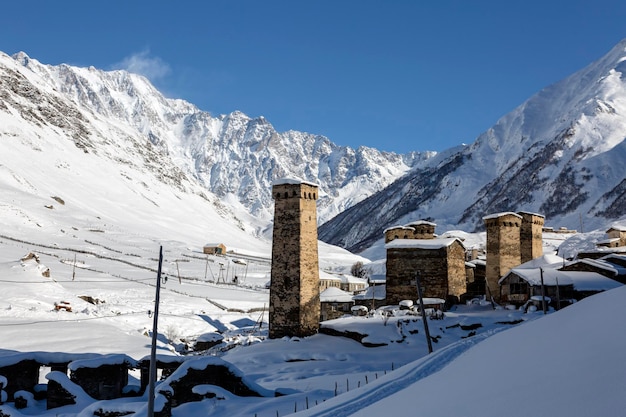 Torri Svan davanti al Monte Shkhara nella neve Caucaso Svaneti Georgia