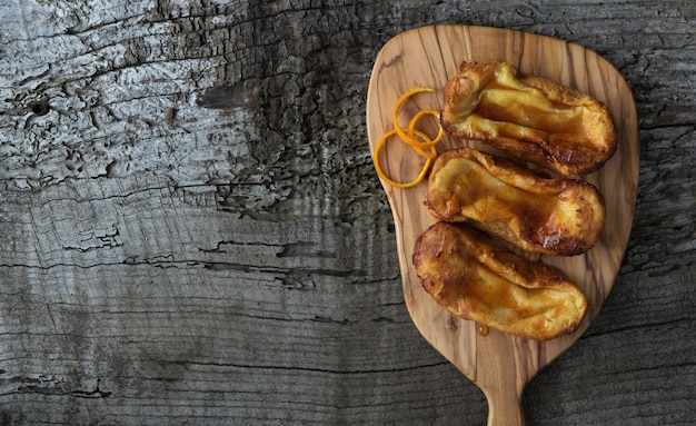 Torrijas Cibo tipico della Spagna a Pasqua Copia spazio Torrijas su tavola di legno