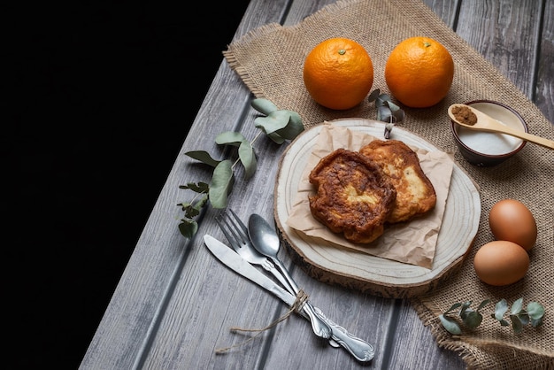 Torrijas Dolce spagnolo a base di pane latte zucchero uova cannella e scorza d'arancia consumato a Pasqua