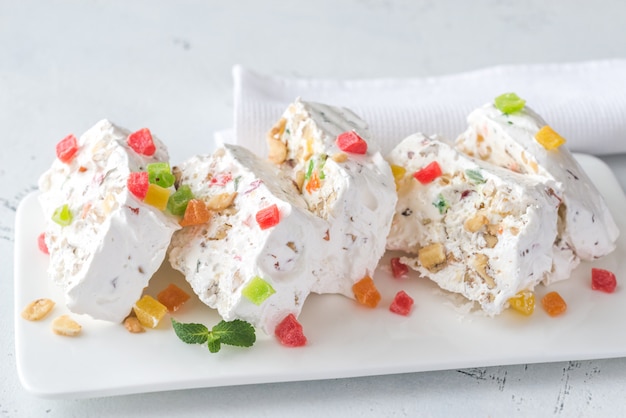 Torrone bianco con foglie di menta fresca