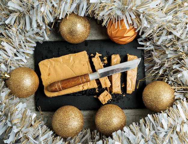 Torrone con decorazioni natalizie.