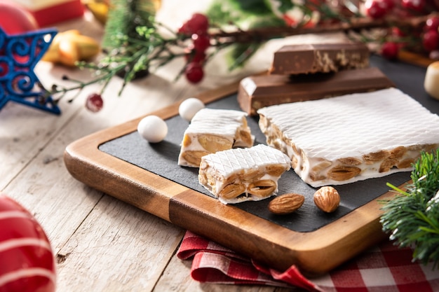 Torrone di Natale su fondo di legno