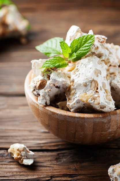 Torrone italiano tradizionale con noci