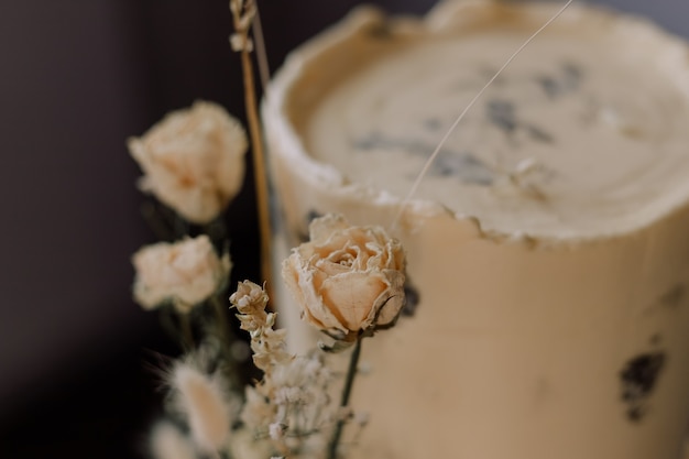 Torta a due livelli decorata con fiori secchi in stile boho