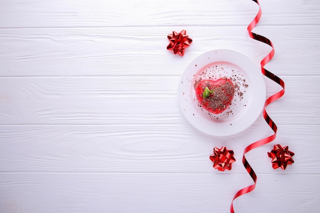 Torta a forma di cuore con cioccolato su sfondo bianco con posto per testo. San Valentino