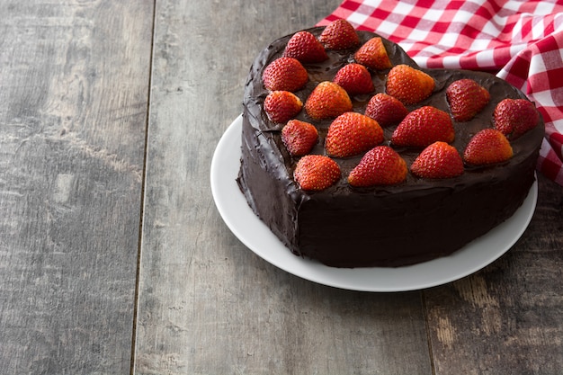 Torta a forma di cuore per San Valentino o festa della mamma su fondo di legno