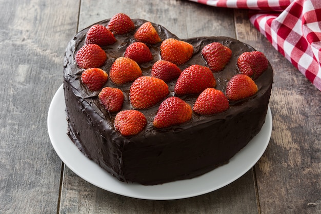 Torta a forma di cuore per San Valentino o festa della mamma su fondo di legno